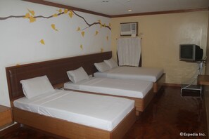 Family Room | Desk, soundproofing, free WiFi, bed sheets - Park Bed and Breakfast Hotel Pasay (Pasay)