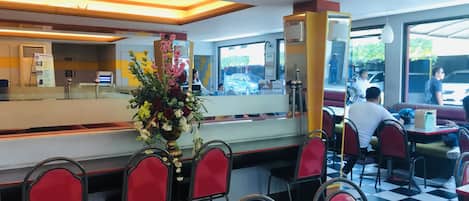 Aperto a colazione, pranzo e cena, cucina filippina