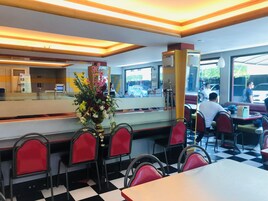 Se sirven desayunos, almuerzos y cenas; cocina filipina