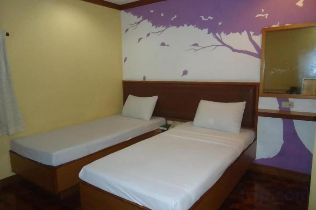 Desk, soundproofing, WiFi (free), bed sheets