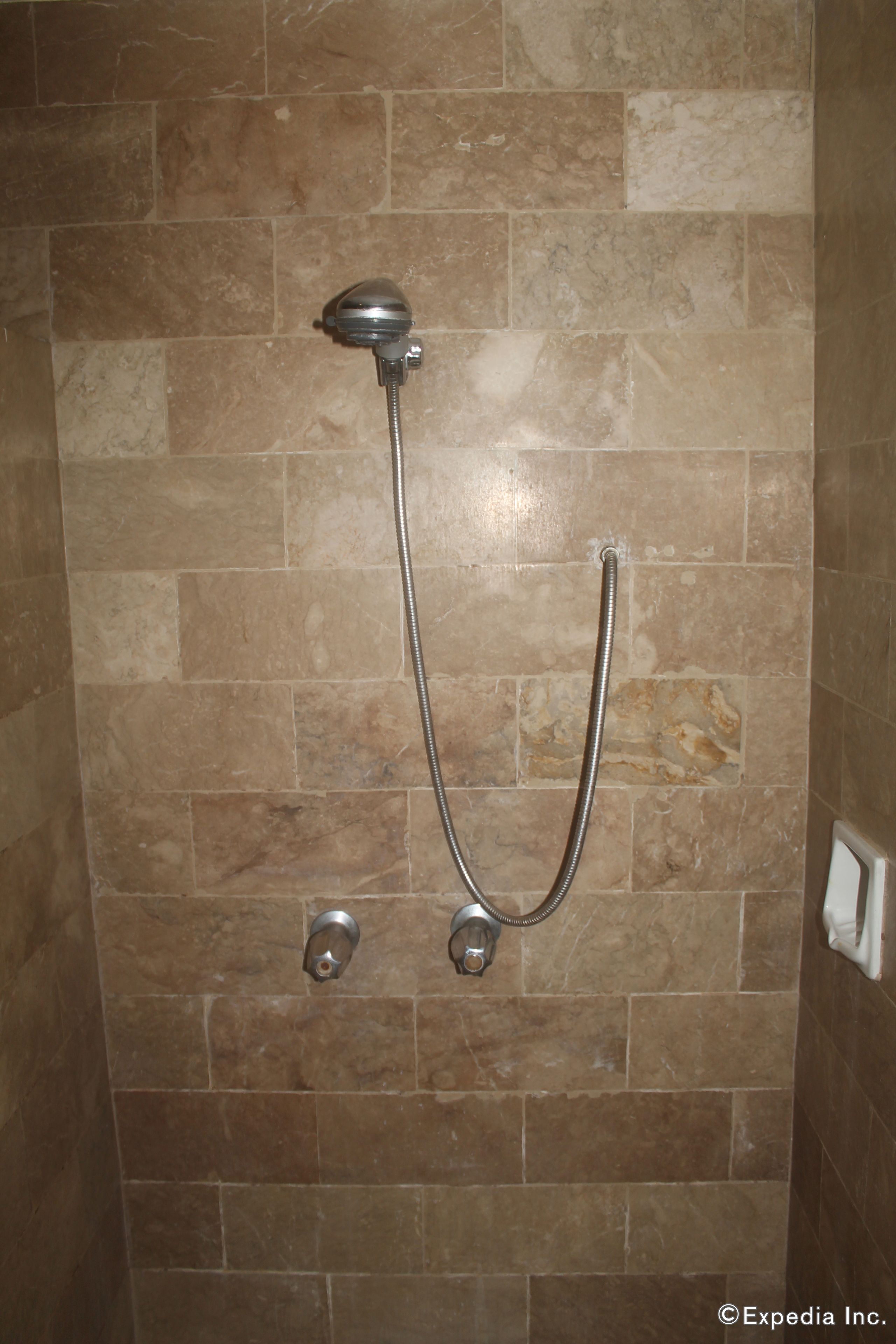 Standard Twin Room | Bathroom shower