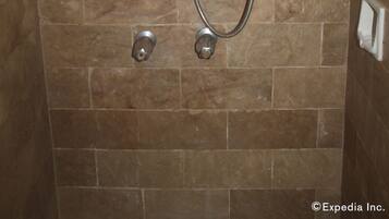 Standard Twin Room | Bathroom shower