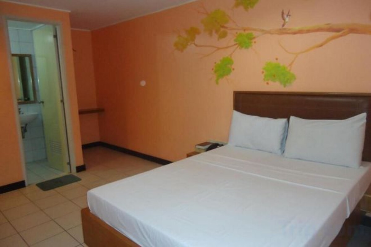Desk, soundproofing, WiFi (free), bed sheets