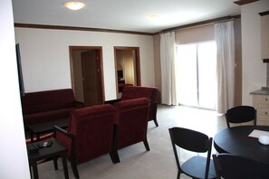 Club Suite, 2 Bedrooms, Accessible, Smoking | 1 bedroom, minibar, in-room safe, desk
