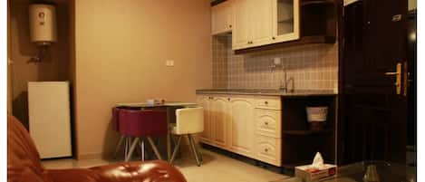 Fridge, oven, stovetop, coffee/tea maker