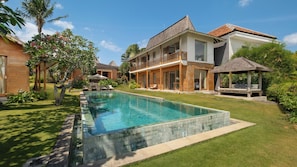 A modern villa with a swimming pool, a covered patio, and lush greenery. - Villa Alea by Villa Finder (Kerobokan)