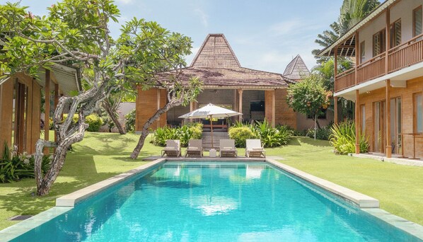 Piscine extérieure, parasols de plage