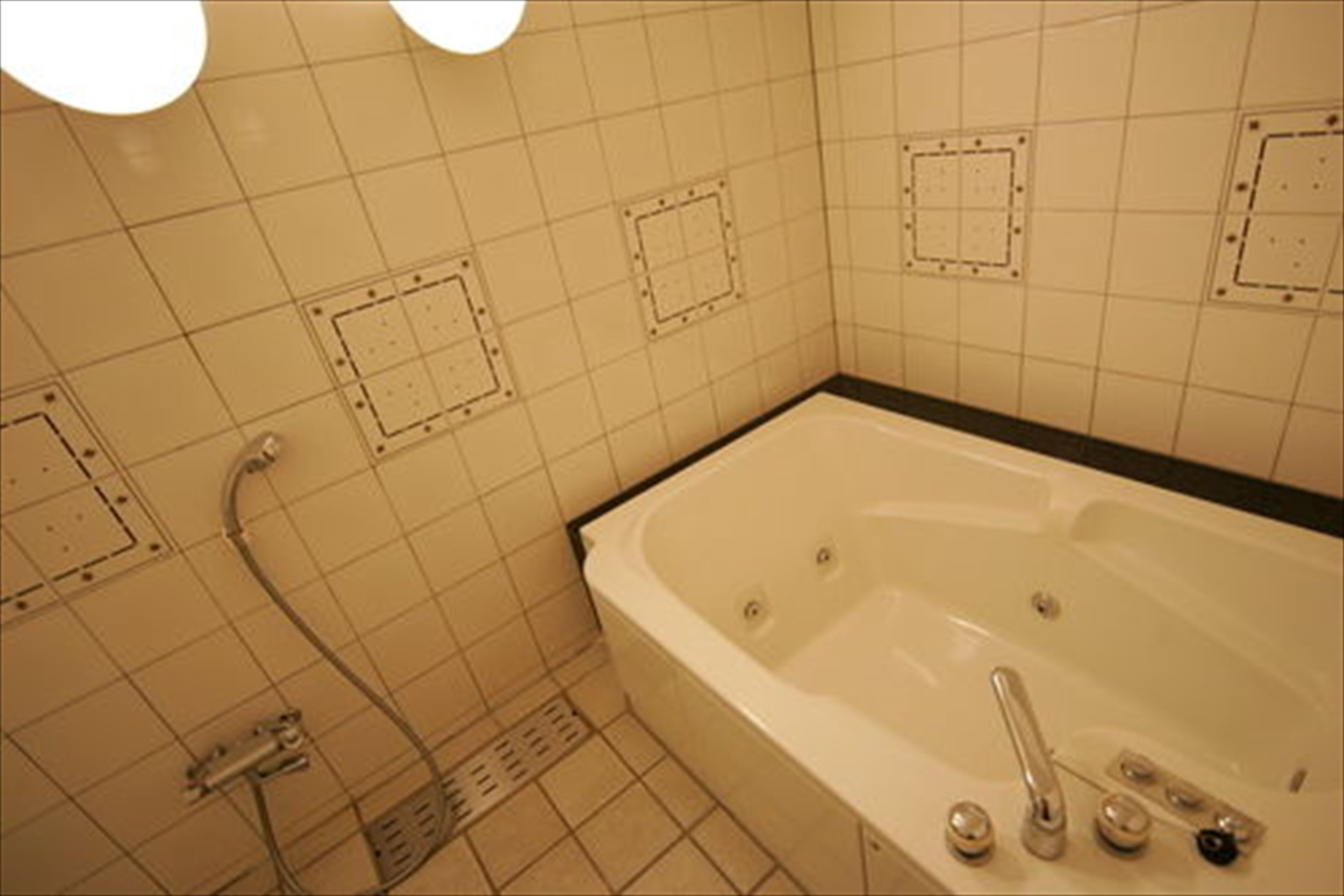 suite, non smoking | bathroom | combined shower/bathtub, free toiletries, hair dryer, slippers
