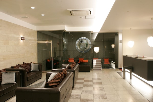 Lobby sitting area - Green Rich Hotel Nishitetsu Ohashi Ekimae (Fukuoka)