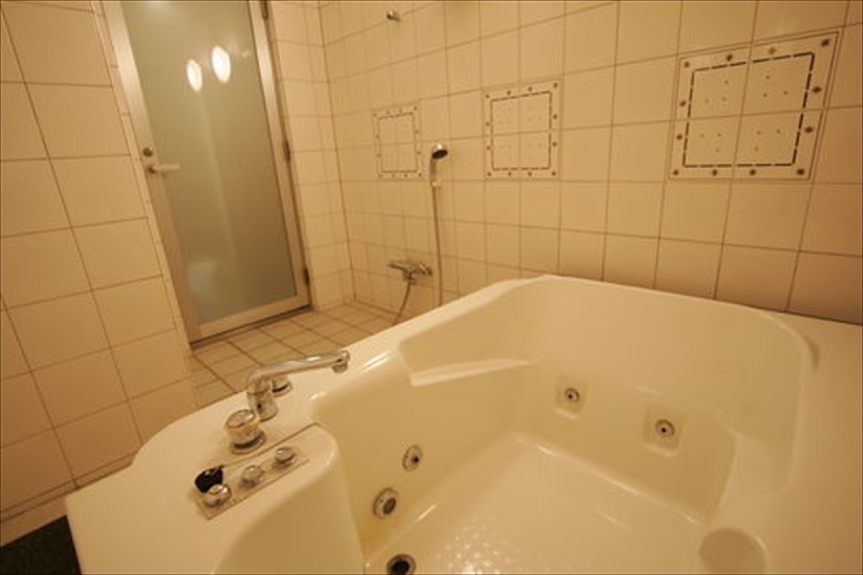suite, non smoking | bathroom | combined shower/bathtub, free toiletries, hair dryer, slippers
