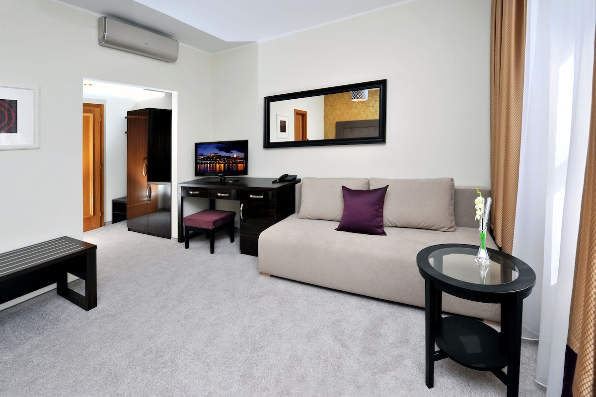 deluxe double room | in-room safe, desk, soundproofing, cots/infant beds