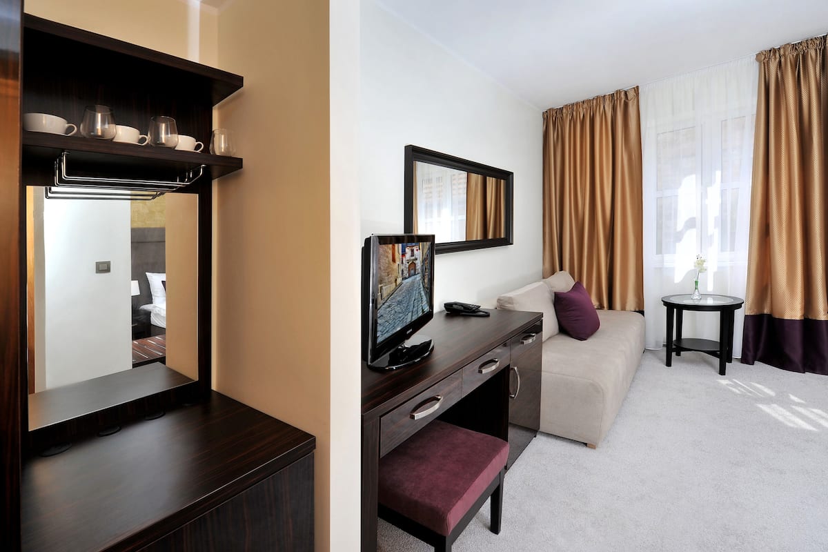 deluxe double room | in-room safe, desk, soundproofing, cots/infant beds