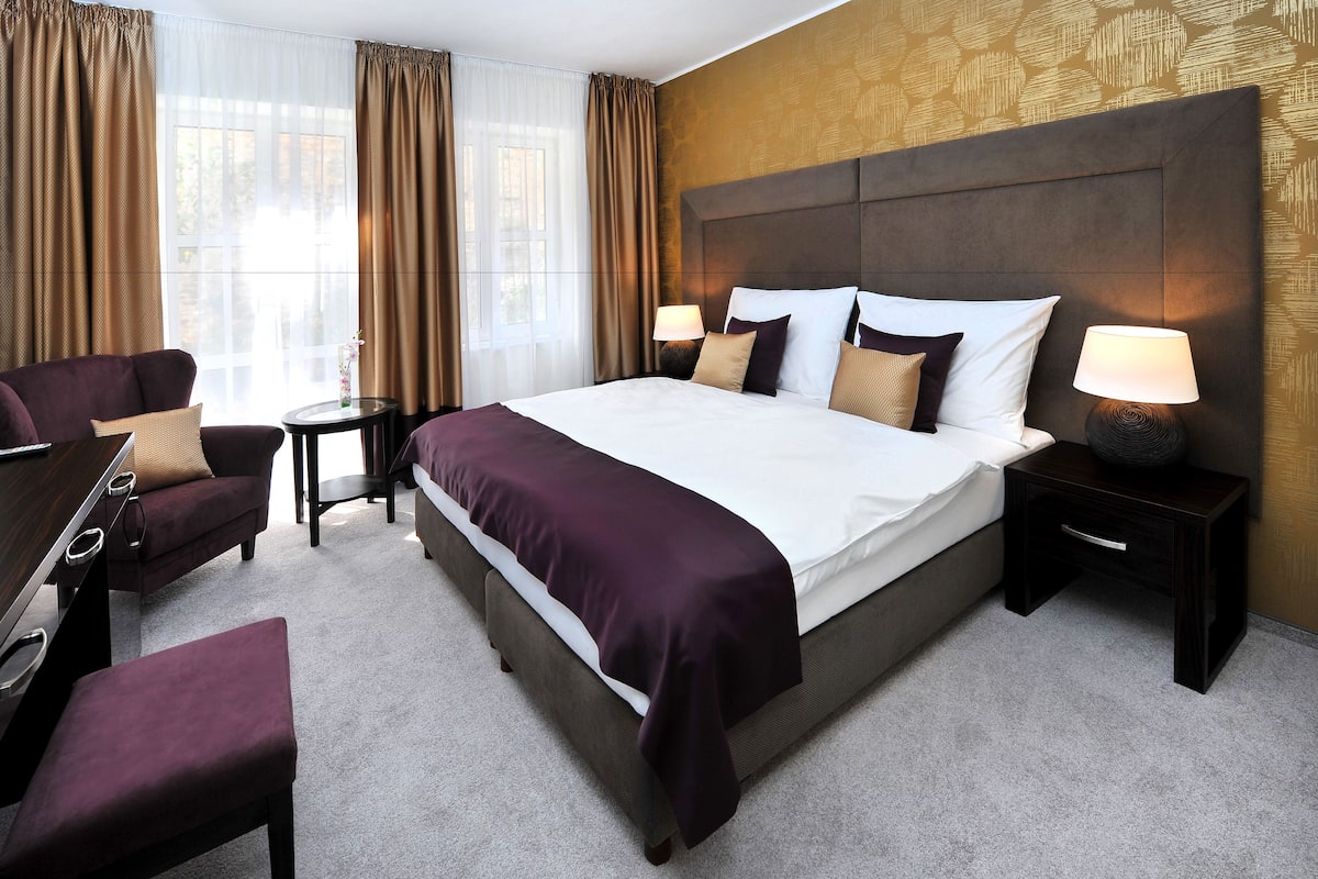 In-room safe, desk, soundproofing, cots/infant beds