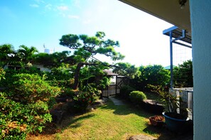 Un jardín con diversas plantas y una cerca de madera.