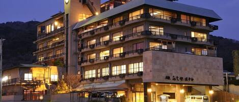 Fachada da propriedade à noite