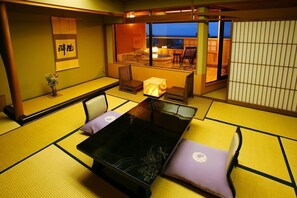 Down comforters, in-room safe, individually decorated, desk - Toi Fujiya Hotel (Izu)