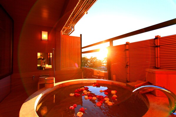 Deep soaking bathtub - Toi Fujiya Hotel (Izu)