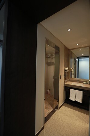 Shower, free toiletries, hair dryer, slippers - Jeju Stay in Seongsan Hotel (Seogwipo)