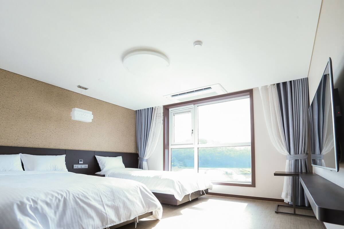 Premium Twin Room | Minibar, blackout drapes, soundproofing, free WiFi