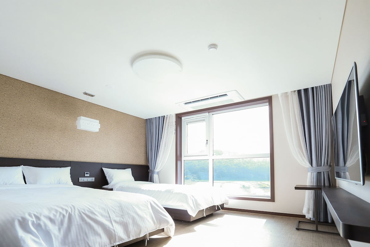 Kamar Twin Premium | Minibar, tirai kedap cahaya, kedap suara, dan Wi-Fi gratis