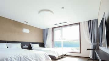 Premium Twin Room | Minibar, blackout drapes, soundproofing, free WiFi