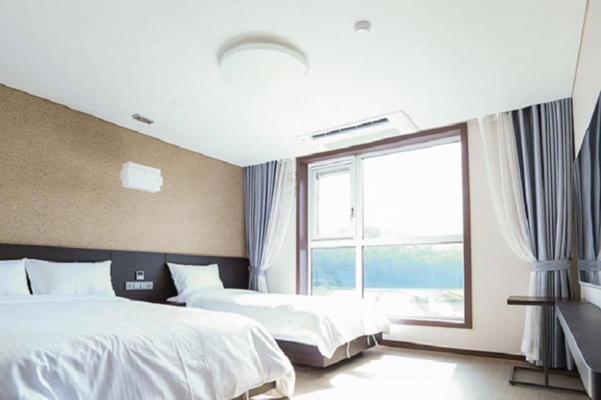 Minibar, blackout curtains, soundproofing, free WiFi