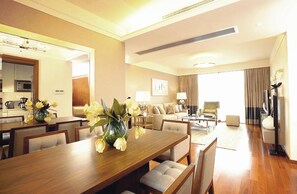 奢华客房, 2 间卧室 | 起居区 | 平板电视、玩具