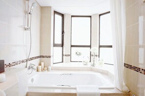 Luxury Two Bedroom （1 King Bed and 1 Single Bed ） | Bathroom | Free toiletries, hair dryer, bathrobes, slippers - Lanson Place Jin Qiao Service Residences (Shanghai)