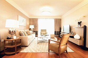 Flat-screen TV, toys - Lanson Place Jin Qiao Service Residences (Shanghai)