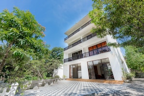 Front of property - Hotel Vacanza (Mirissa)