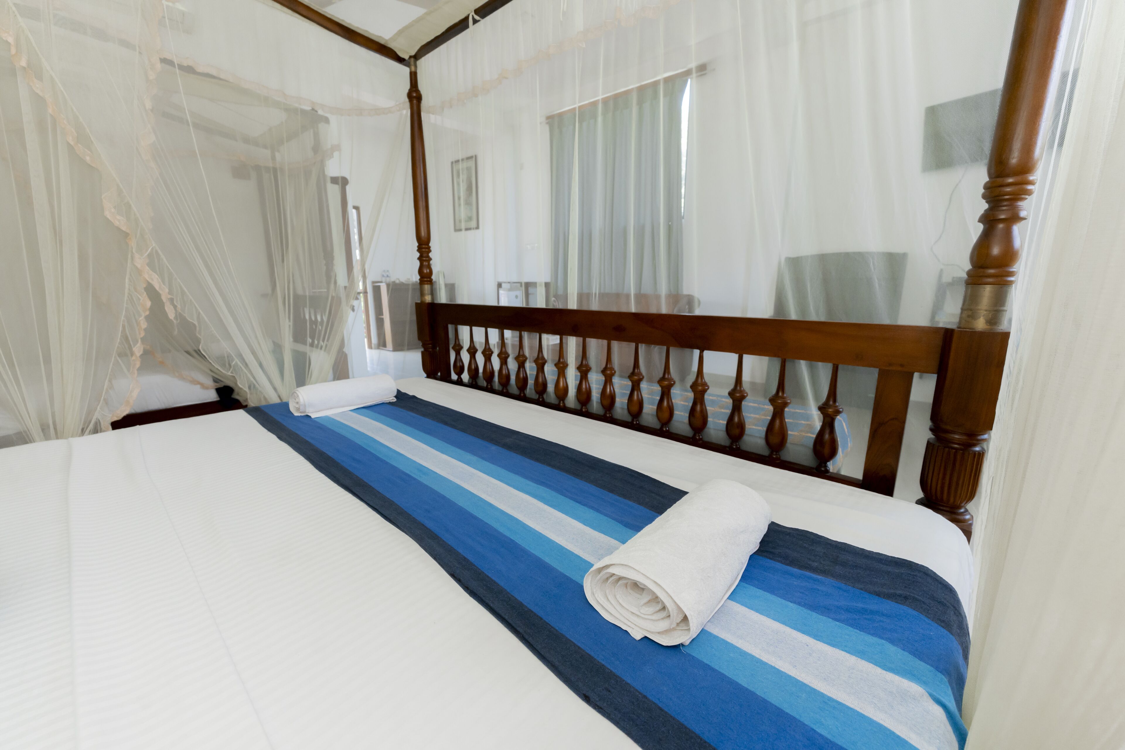 Caja fuerte, escritorio, cortinas opacas y wifi gratis