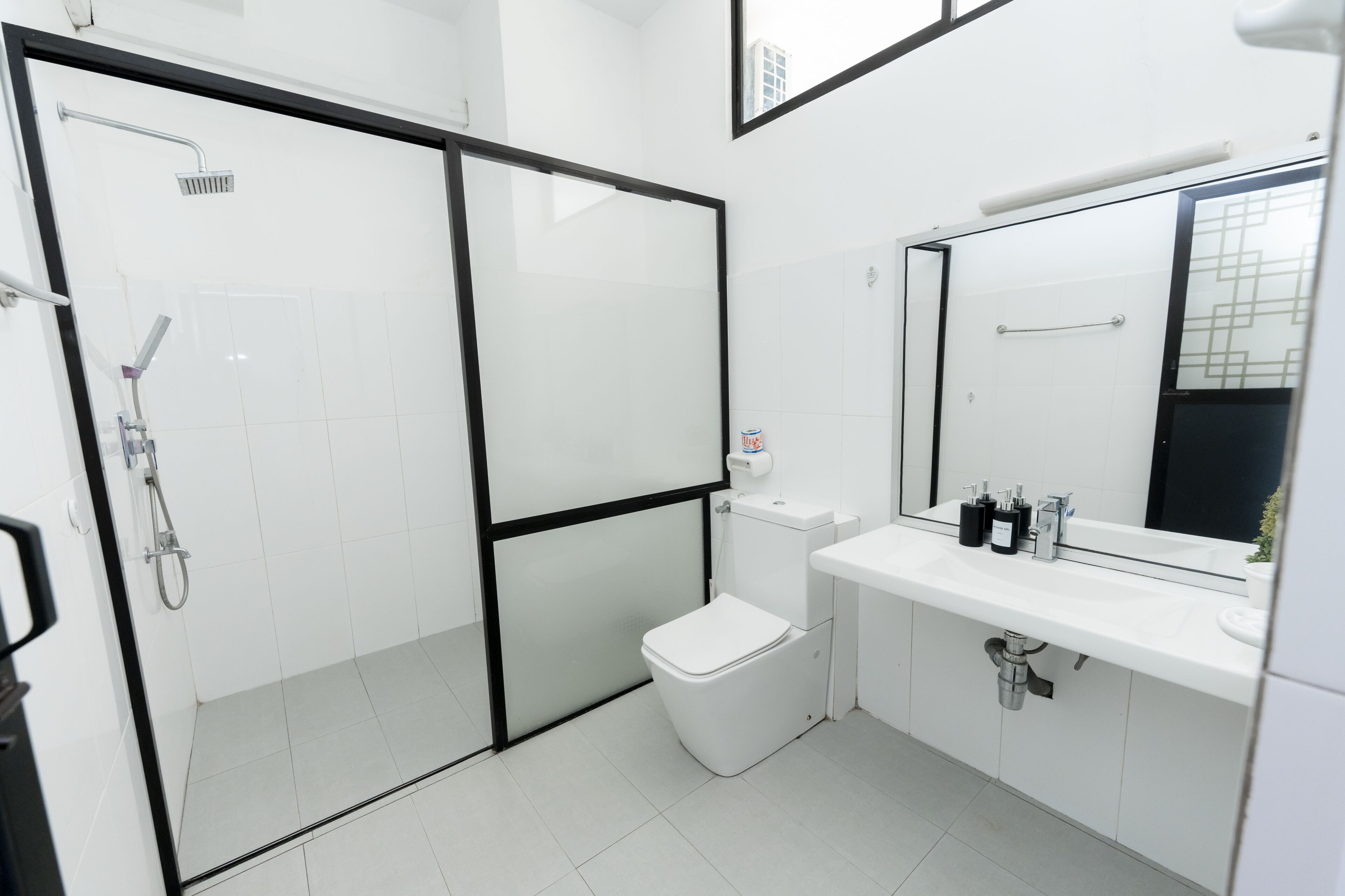 shower, free toiletries, hair dryer, bidet