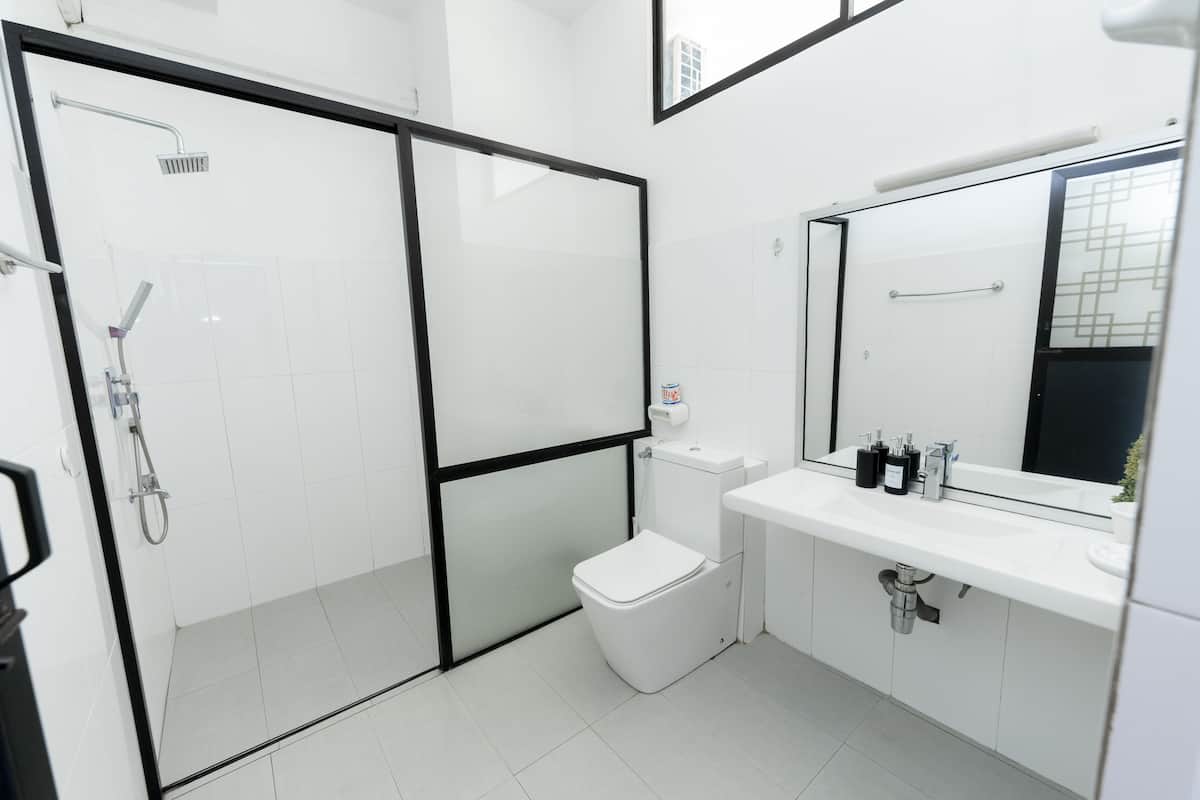 shower, free toiletries, hair dryer, bidet