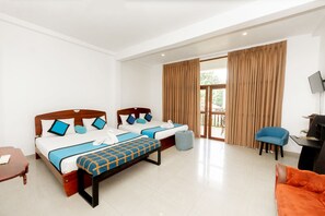 Familierom, flere senger, ikke-røyk | Safe på rommet, skrivebord, blendingsgardiner og wi-fi (inkludert)