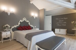 Suite, Jetted Tub | Minibar, individually decorated, individually furnished, desk - Villa Anna (Lucca)