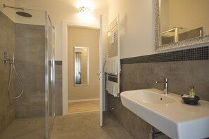 Habitación Deluxe doble | Baño | Artículos de higiene personal gratuitos, secador de pelo, bidé y toallas