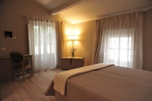 Deluxe Double Room | Minibar, individually decorated, individually furnished, desk - Villa Anna (Lucca)