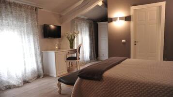 Suite, Whirlpool | Minibar, individuell dekoriert, individuell eingerichtet, Schreibtisch