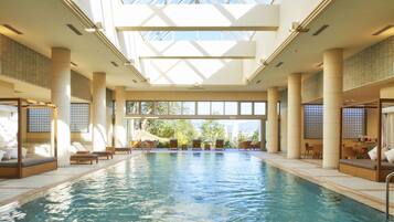 Una piscina techada, una piscina al aire libre de temporada