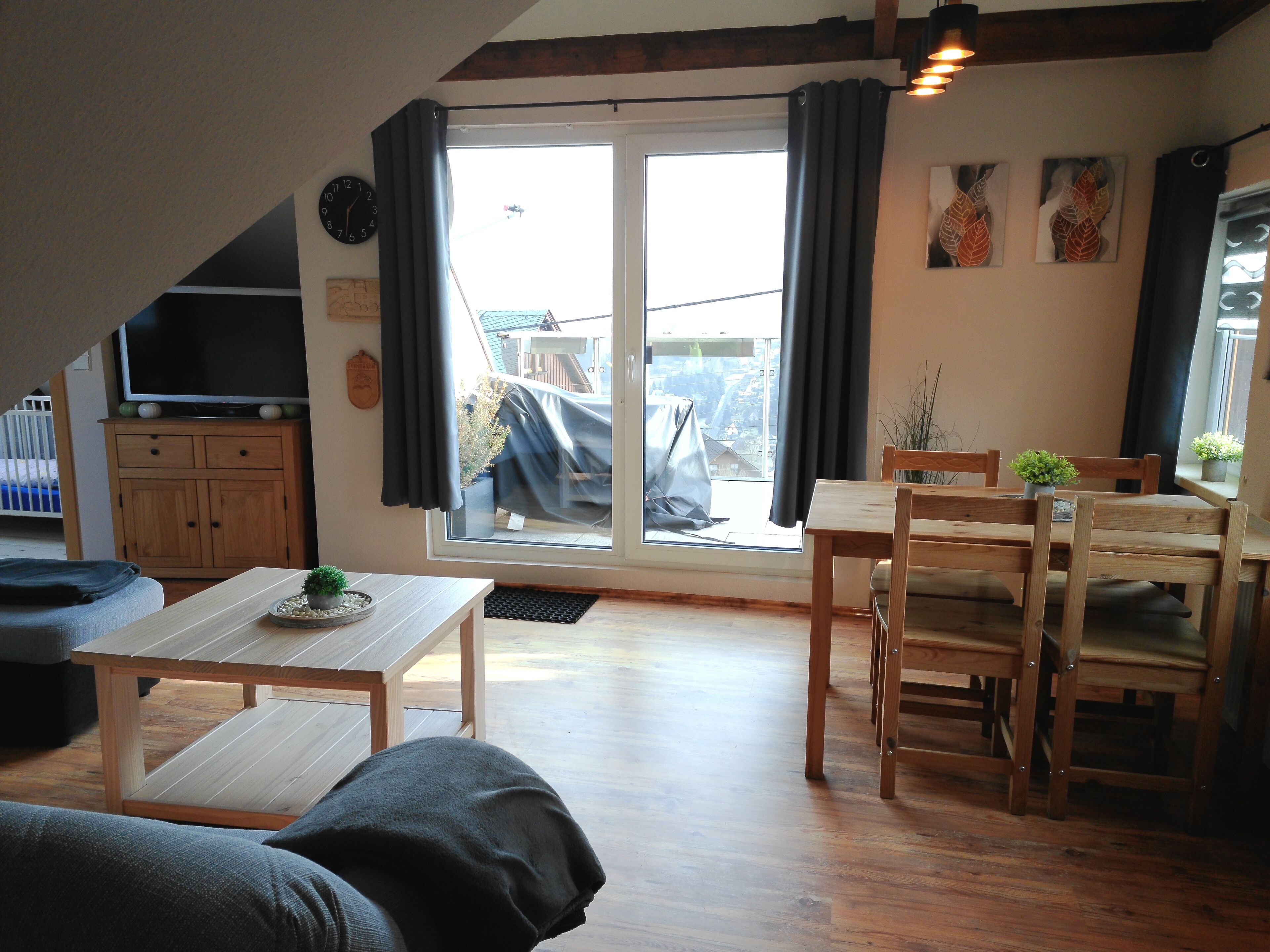 Basic-Apartment, 2 Schlafzimmer, Balkon | Wohnbereich | 120-cm-Flachbildfernseher mit Satellitenempfang, Fernseher