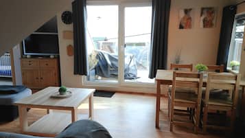 Basic-Apartment, 2 Schlafzimmer, Balkon | Wohnbereich | 120-cm-Flachbildfernseher mit Satellitenempfang, Fernseher