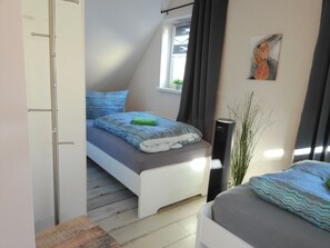Eenvoudig appartement, 2 slaapkamers, balkon | 2 slaapkamers, een minibar, individueel gedecoreerd