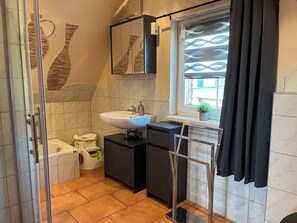 Basic Condo, 2 Bedrooms, Balcony | Bathroom | Separate tub and shower, deep soaking tub, rainfall showerhead - Fewo Baumann (Schwarzenberg/Erzgeb.)