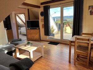 Basic-Apartment, 2 Schlafzimmer, Balkon | Wohnbereich | 120-cm-Flachbildfernseher mit Satellitenempfang, Fernseher