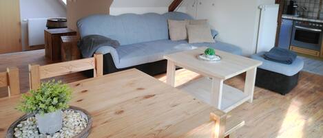 Appart'hôtel, 2 chambres, balcon | Coin séjour | Télévision à écran plat de 120 cm avec chaînes par satellite, télévision