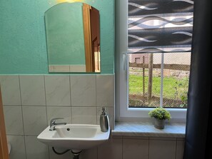Basic-Apartment, 2 Schlafzimmer, Balkon | Badezimmer | Badewanne und Dusche (separat), Komfortbadewanne, Regendusche