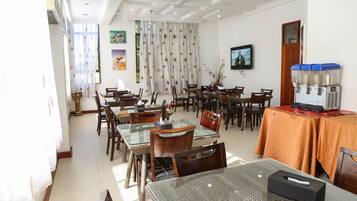 2 间餐厅,供应早餐、午餐和晚餐,本地与国际菜