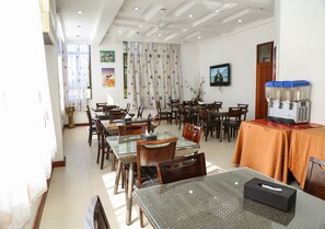 2 restaurants, spécialités Cuisine locale et internationale