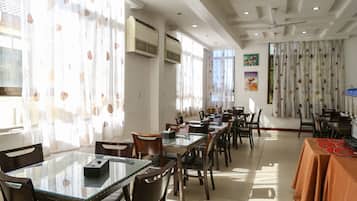 2 間餐廳;供應早餐、午餐、晚餐;本地及多國菜