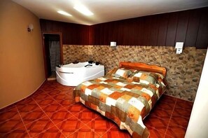 ห้องสวีท, อ่างน้ำร้อน | เตารีด/โต๊ะรีดผ้า, เปล/เตียงเด็กอ่อน (ฟรี), เตียงเสริม, Wi-Fi ฟรี